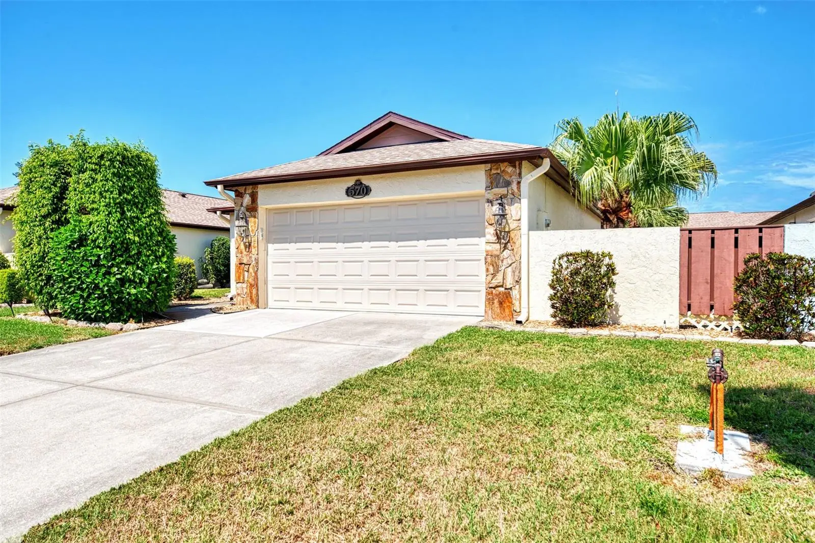 570 Foxwood Boulevard, FL