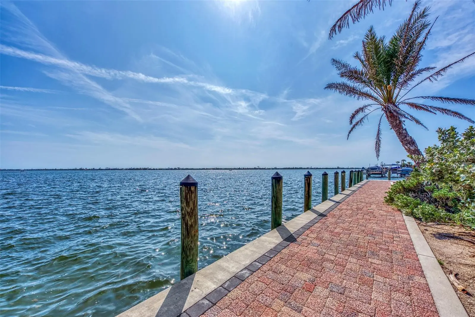 570 Foxwood Boulevard, FL