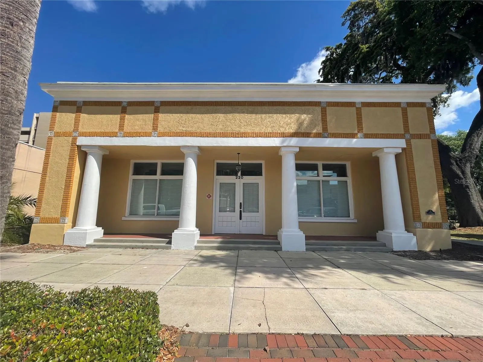 220 W Main St