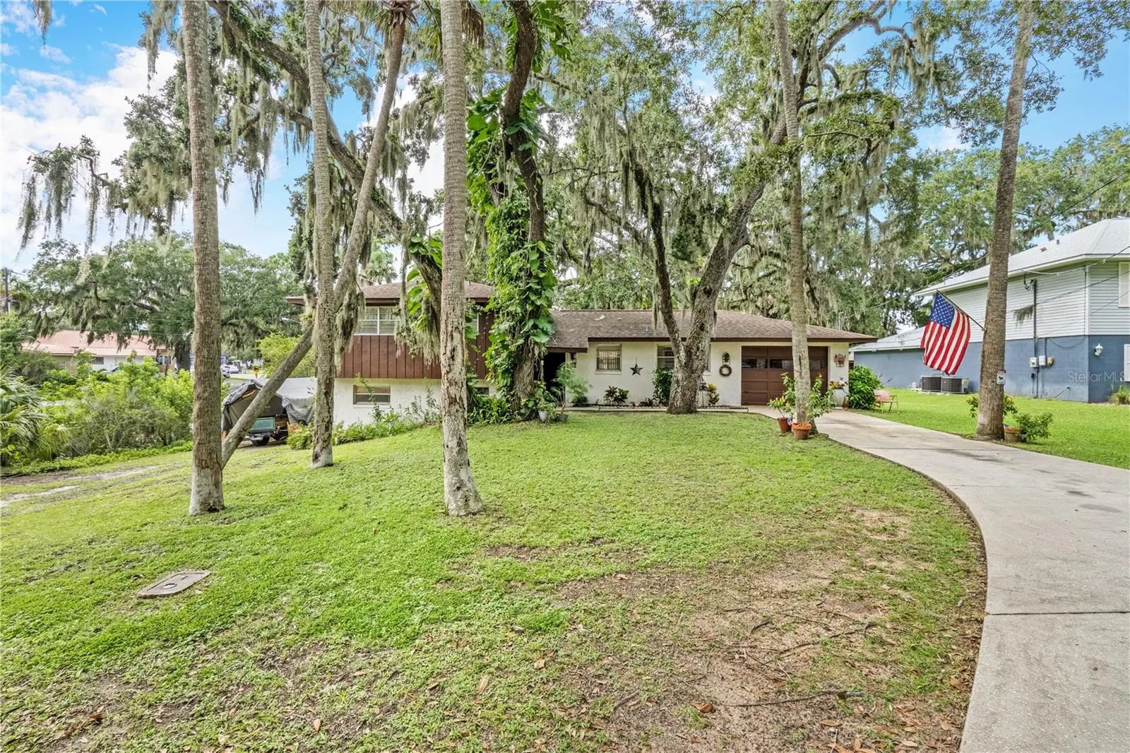 24 Oak Street, FL
