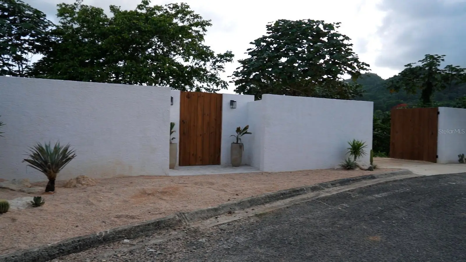 1 1 Bo Angeles, El Corcho, PR