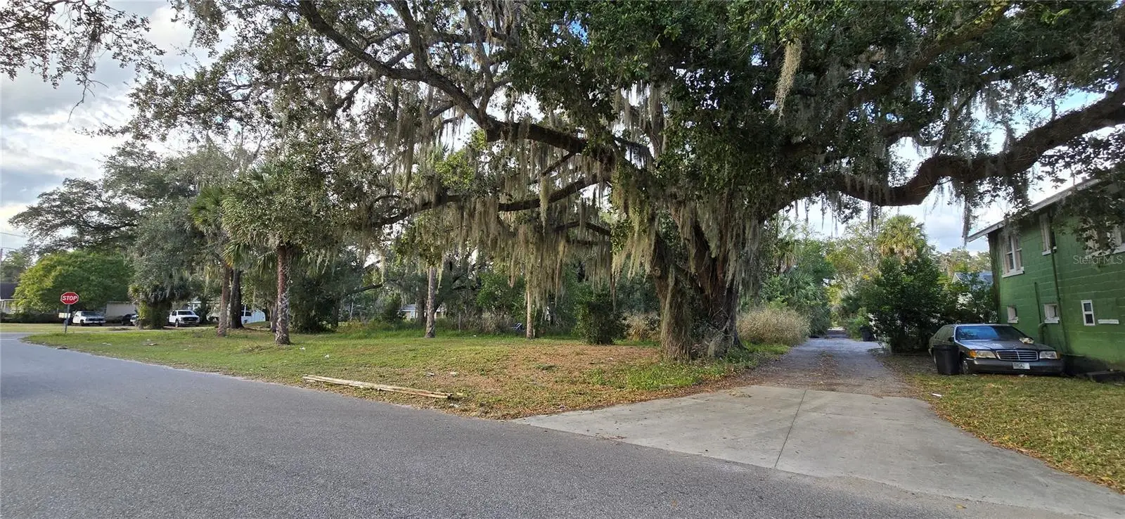 E 11th Street, FL