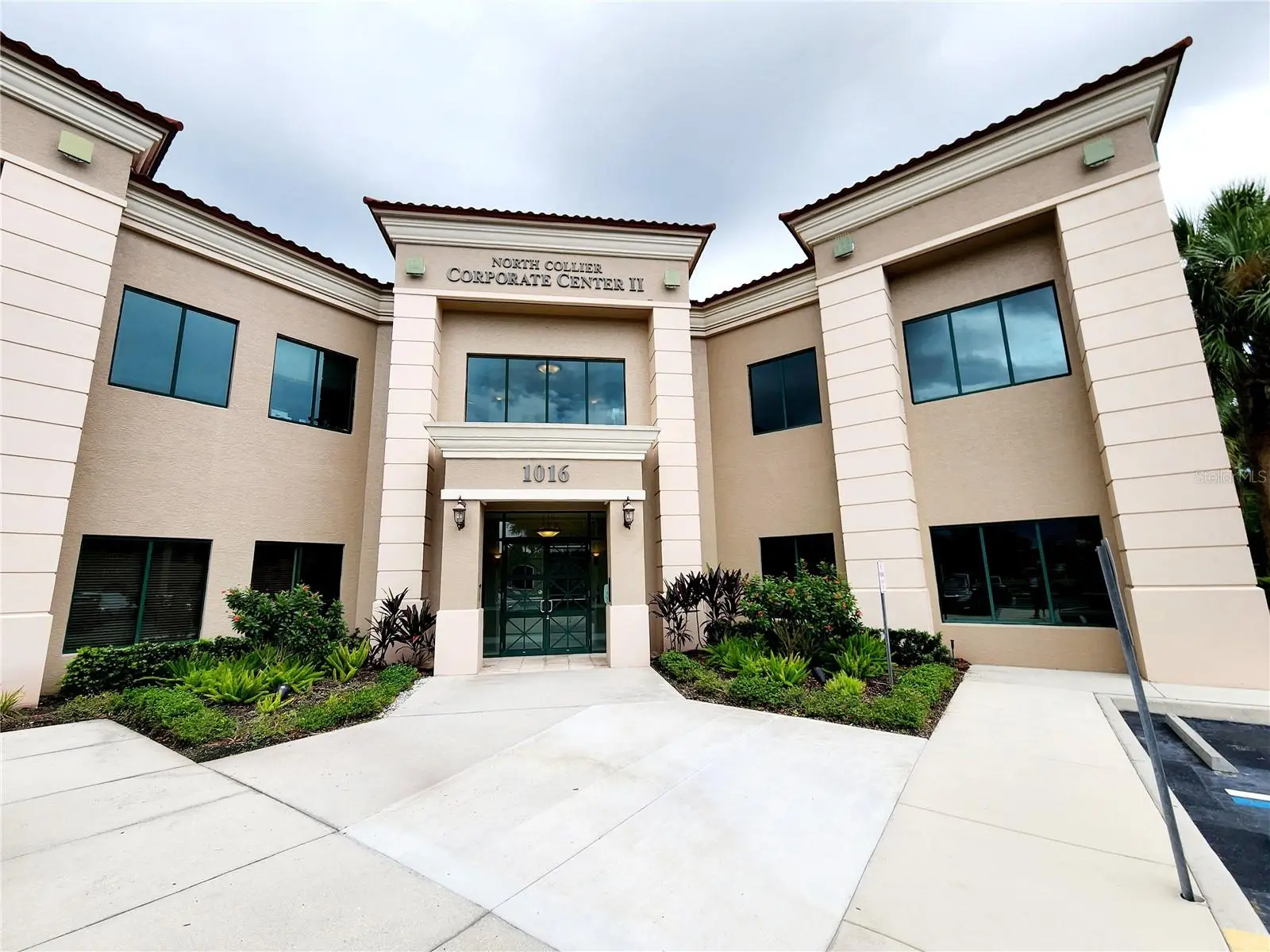 1016 Collier Center Way, FL