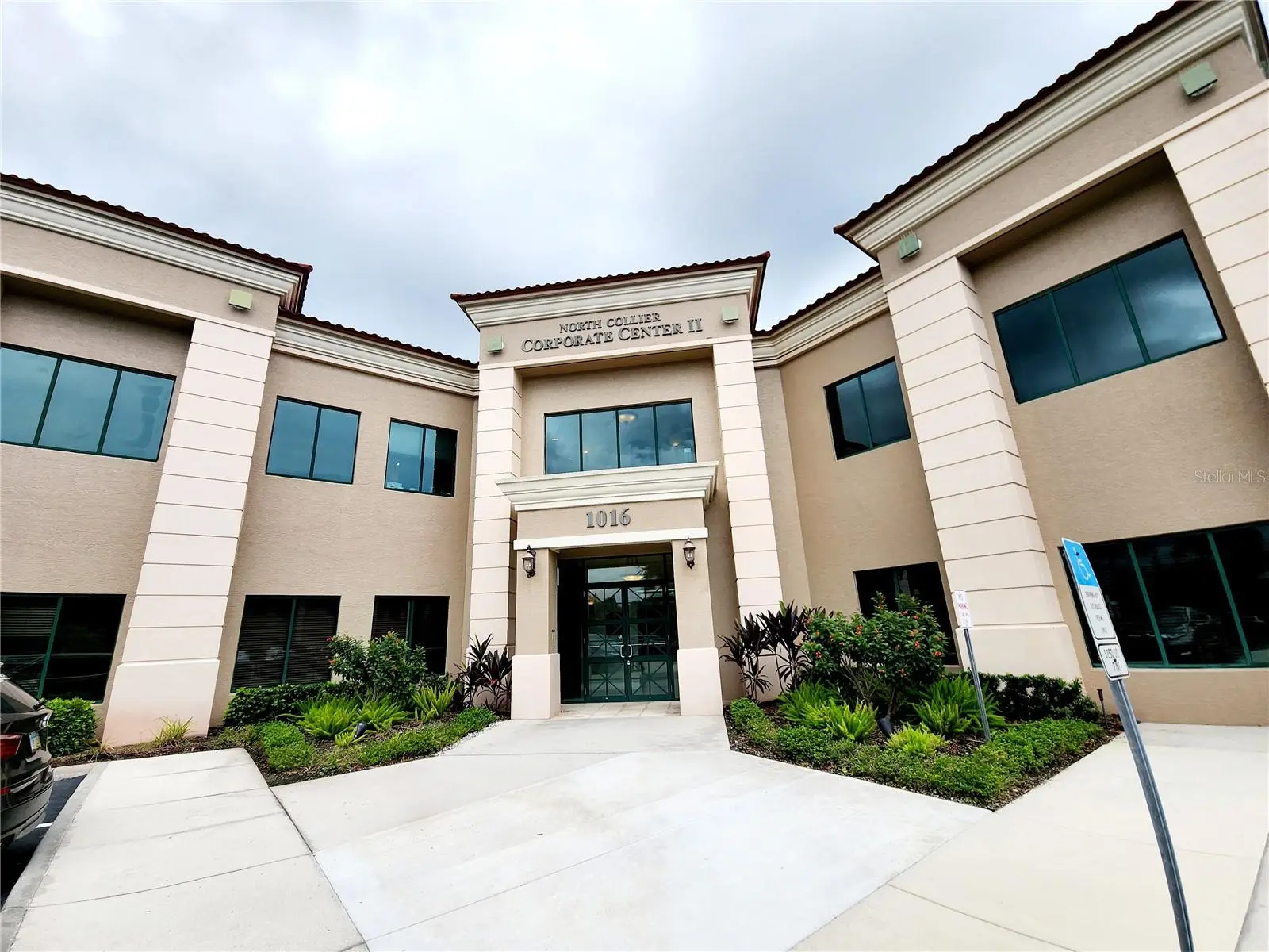 1016 Collier Center Way, FL