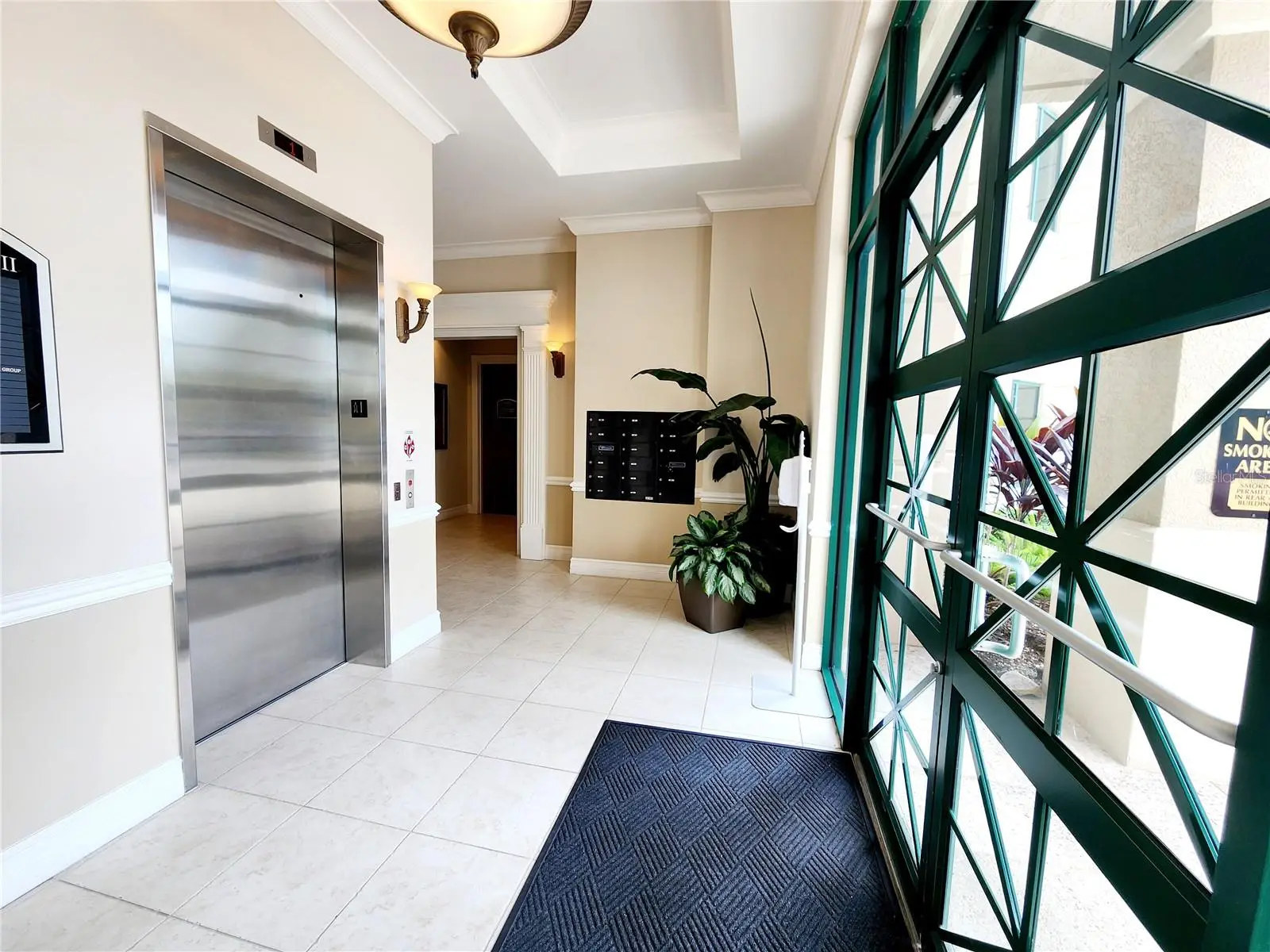 1016 Collier Center Way, FL