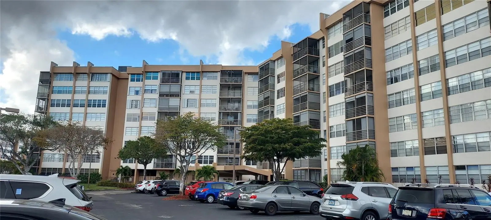 1000 Saint Charles Place, FL