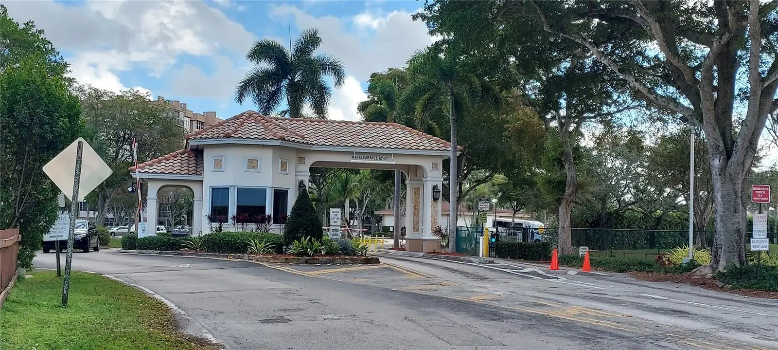 1000 Saint Charles Place, FL