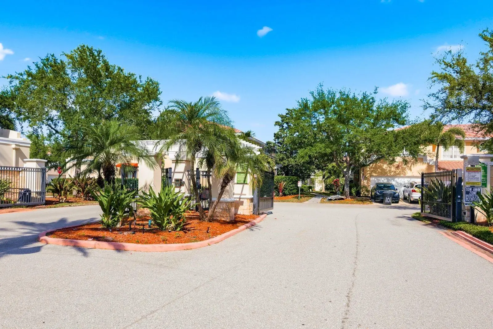 208 Valencia Circle, FL