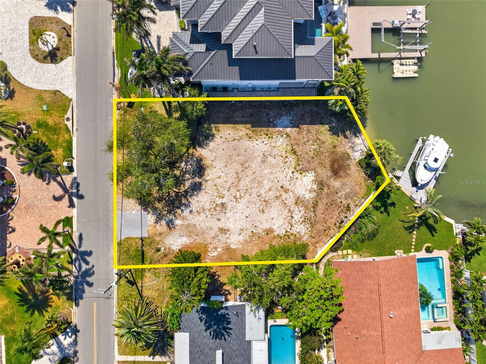 909 Oakwood Drive, FL