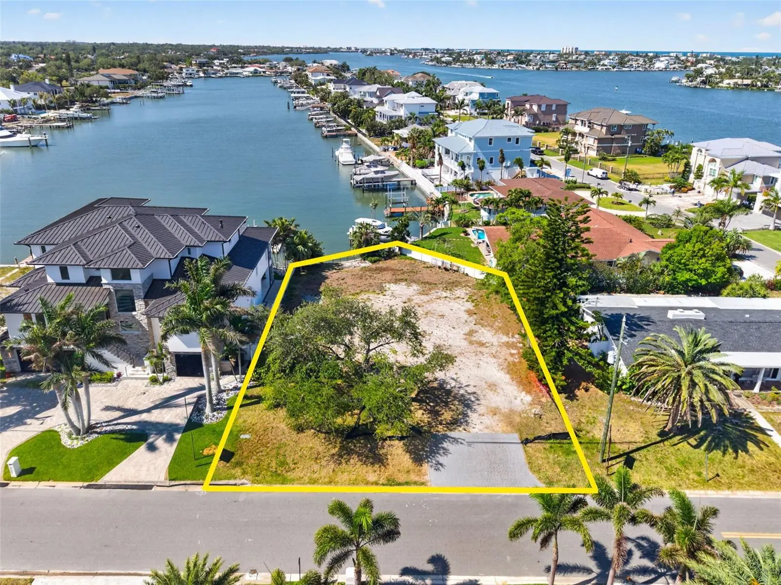 909 Oakwood Drive, FL
