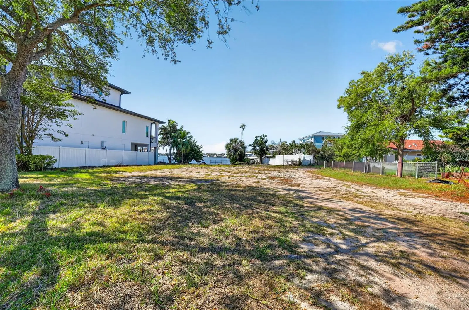 909 Oakwood Drive, FL