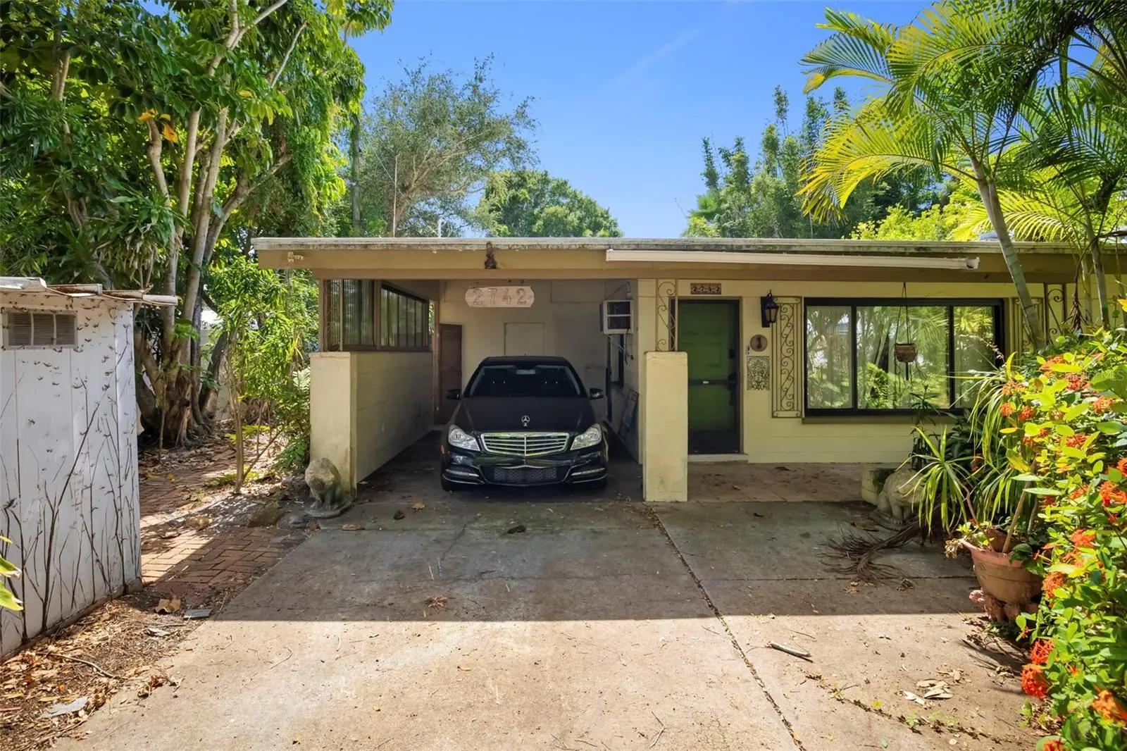 2742 East Avenue, FL