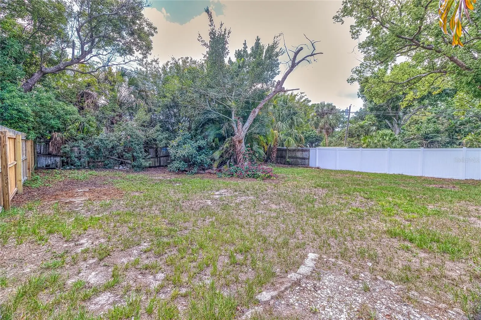 831 Lakeside Drive, FL