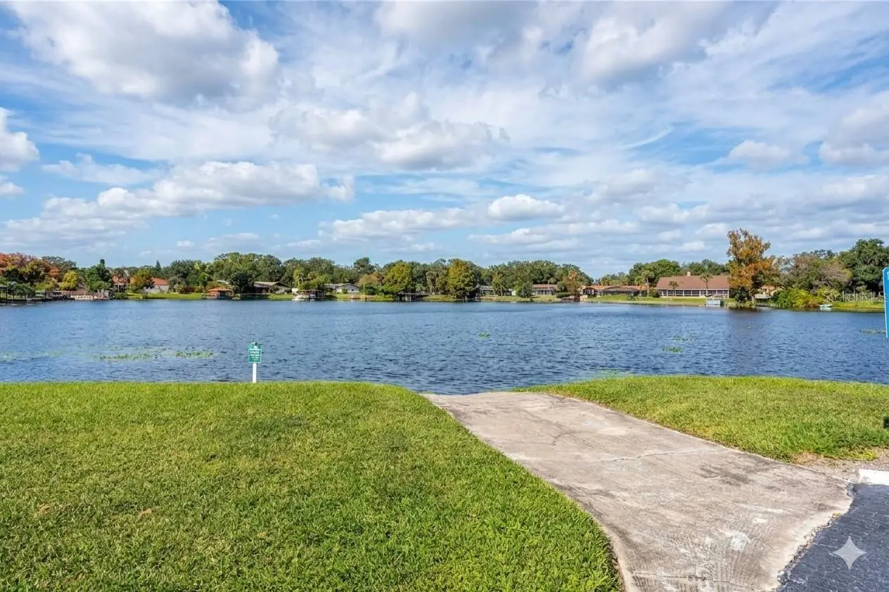 912 Lake Destiny Road, FL