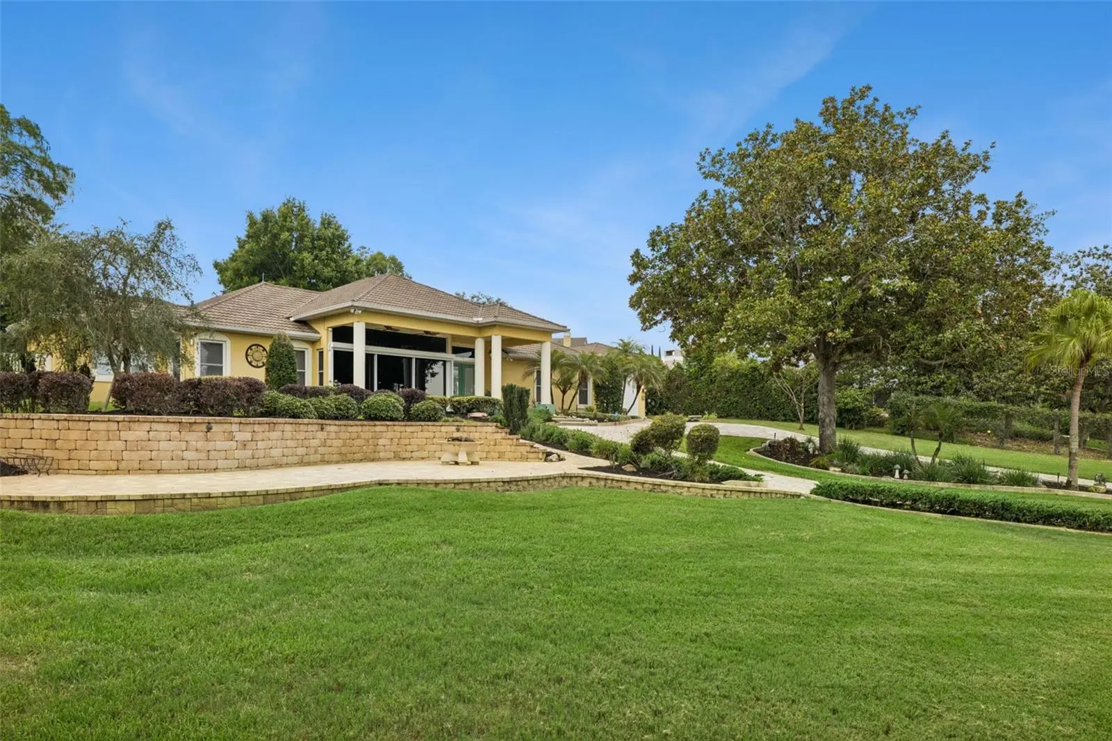 12128 Lakeshore Drive, FL