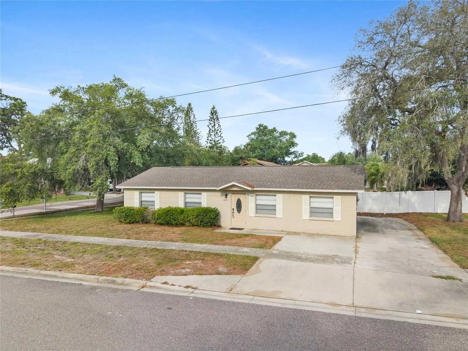 1221 Court Street, FL