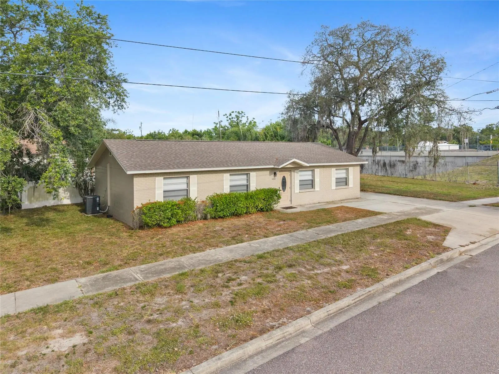 1221 Court Street, FL