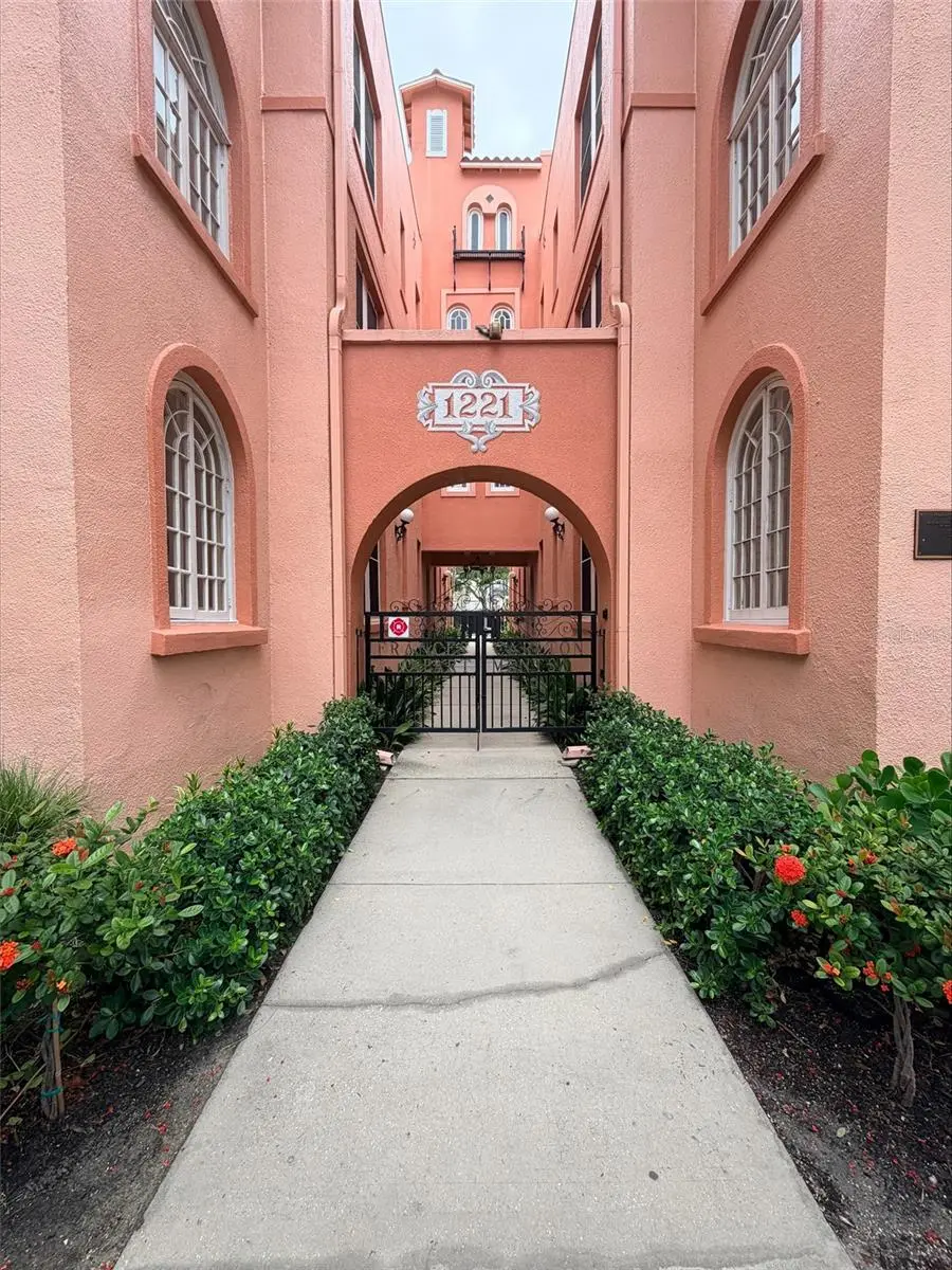 1221 N Palm Ave #204