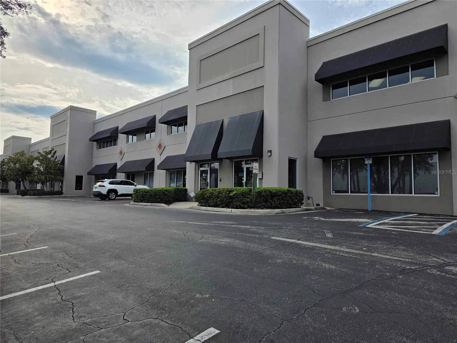 7802 Kingspointe Parkway, FL