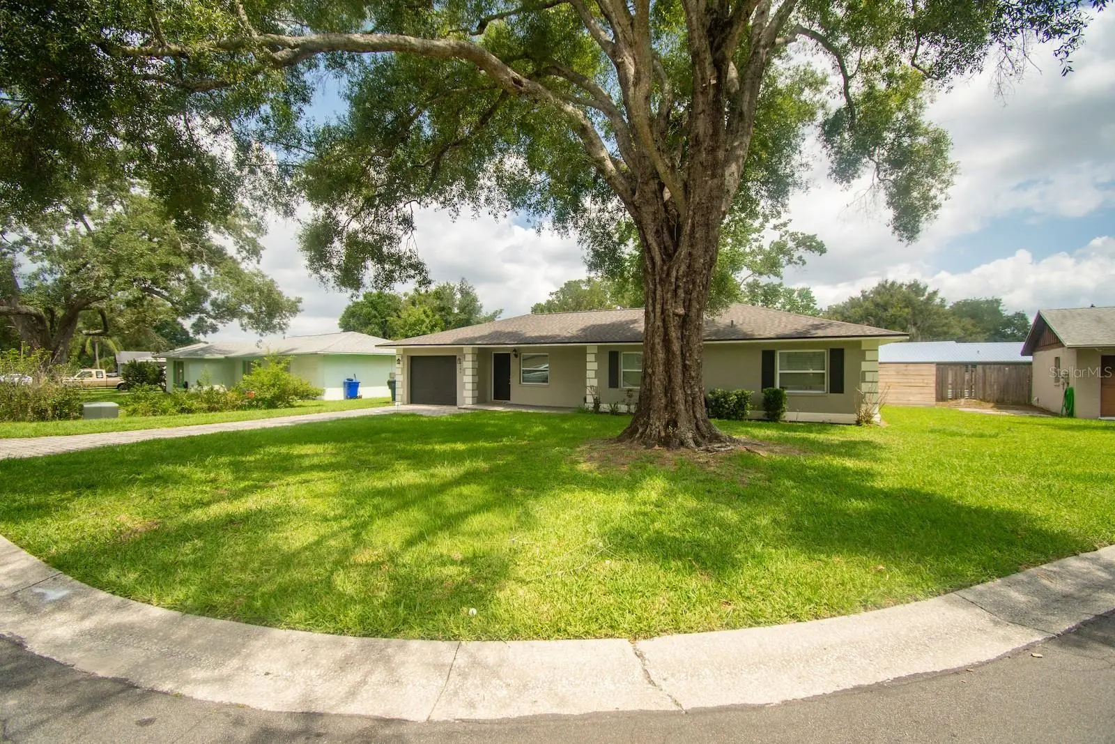 2040 Woodbriar Loop, FL