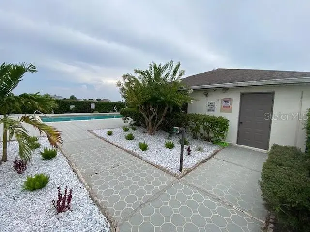 82 Lakepointe Circle, FL