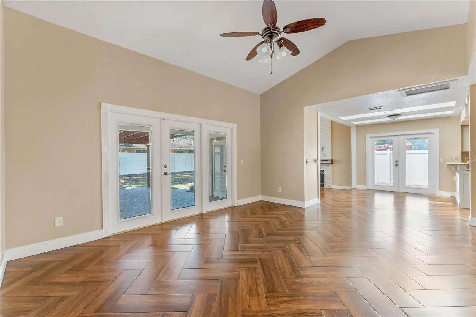 521 Lakeshore Circle, FL