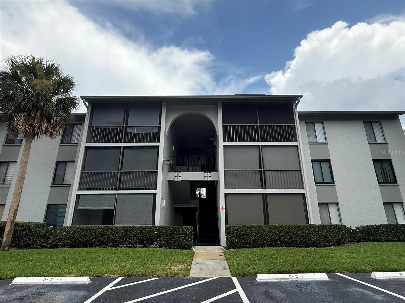 927 Pine Ridge Circle, FL