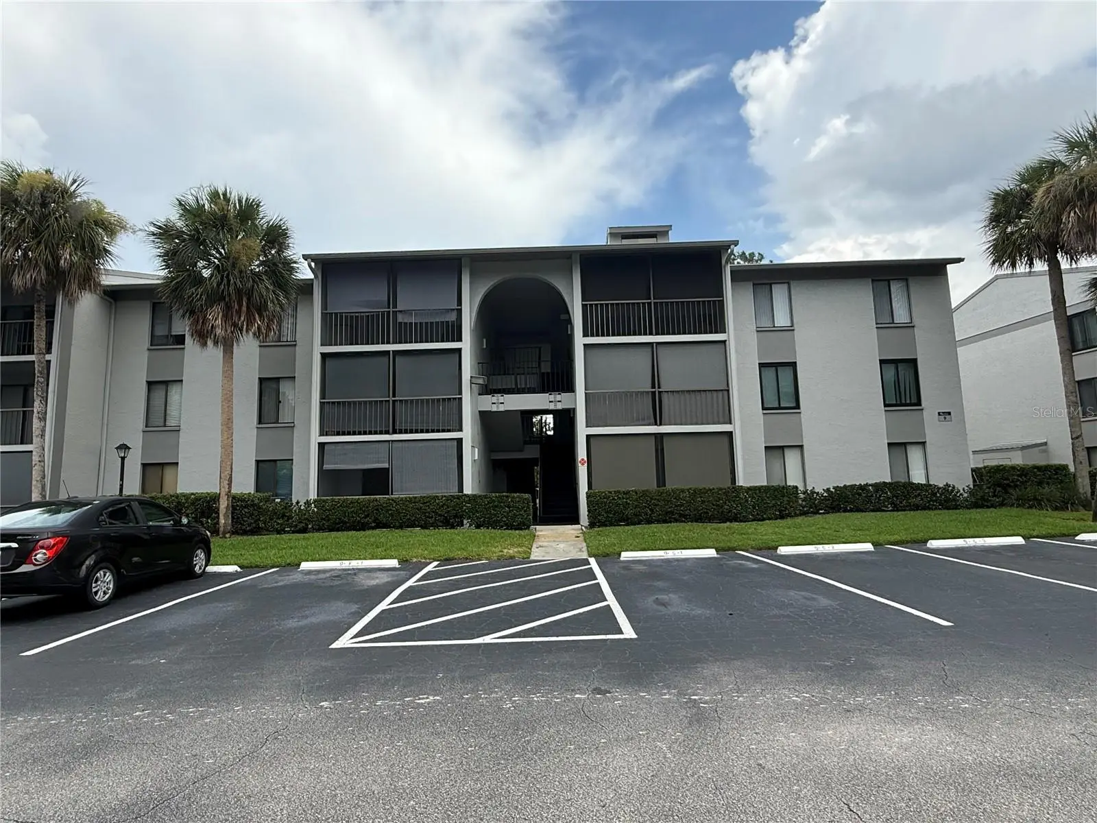 927 Pine Ridge Circle, FL