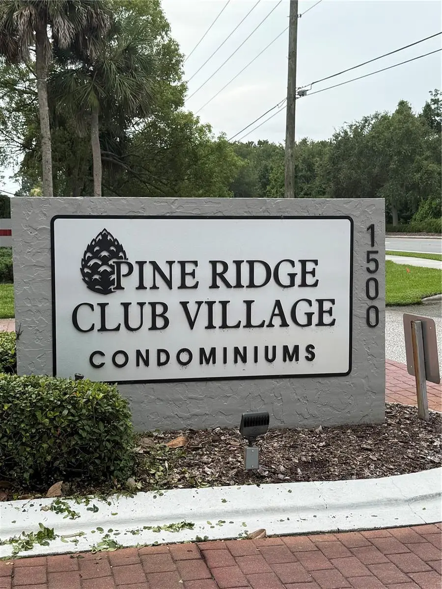 927 Pine Ridge Circle, FL