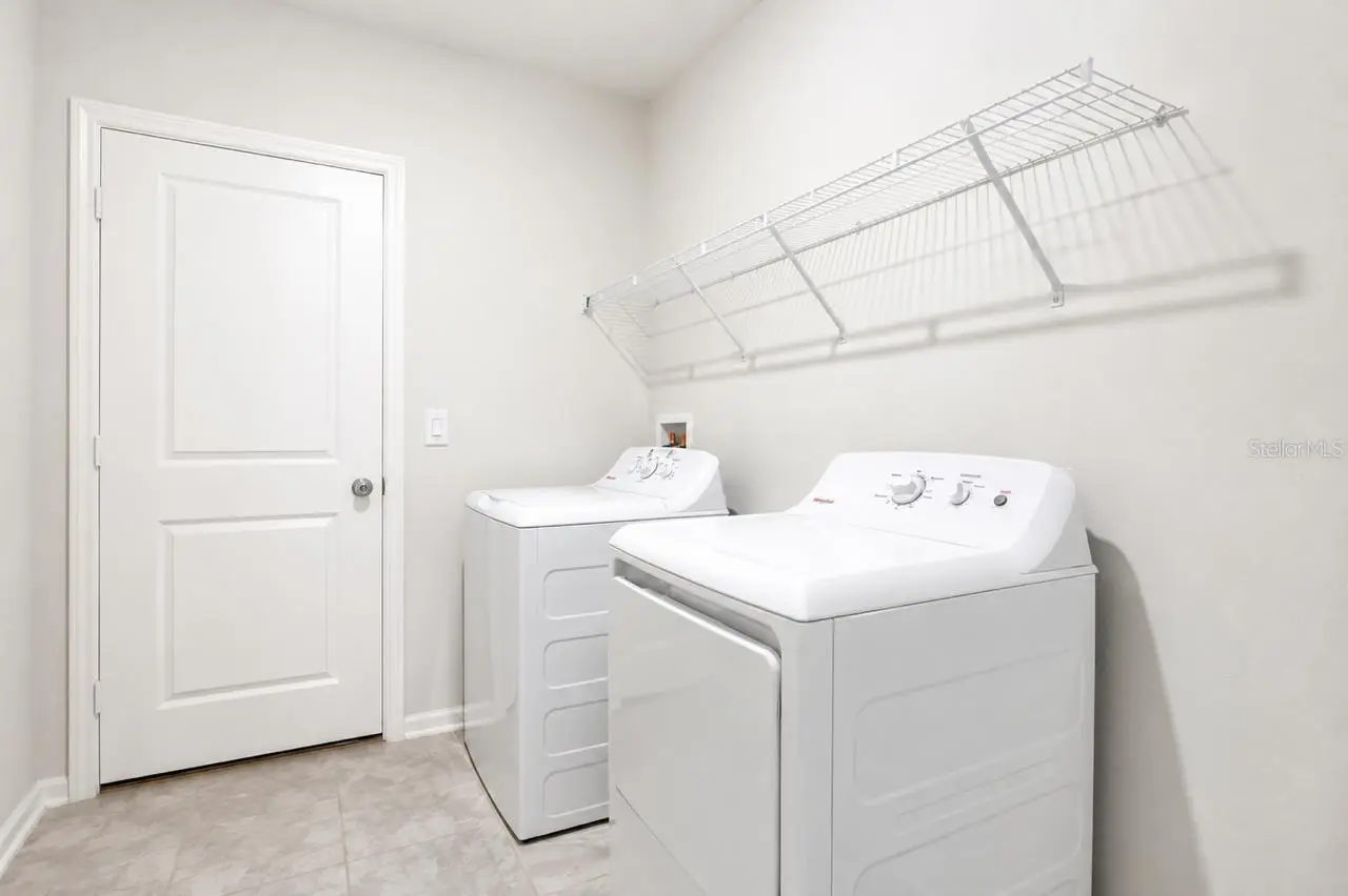688 Sand Pine Ln, FL