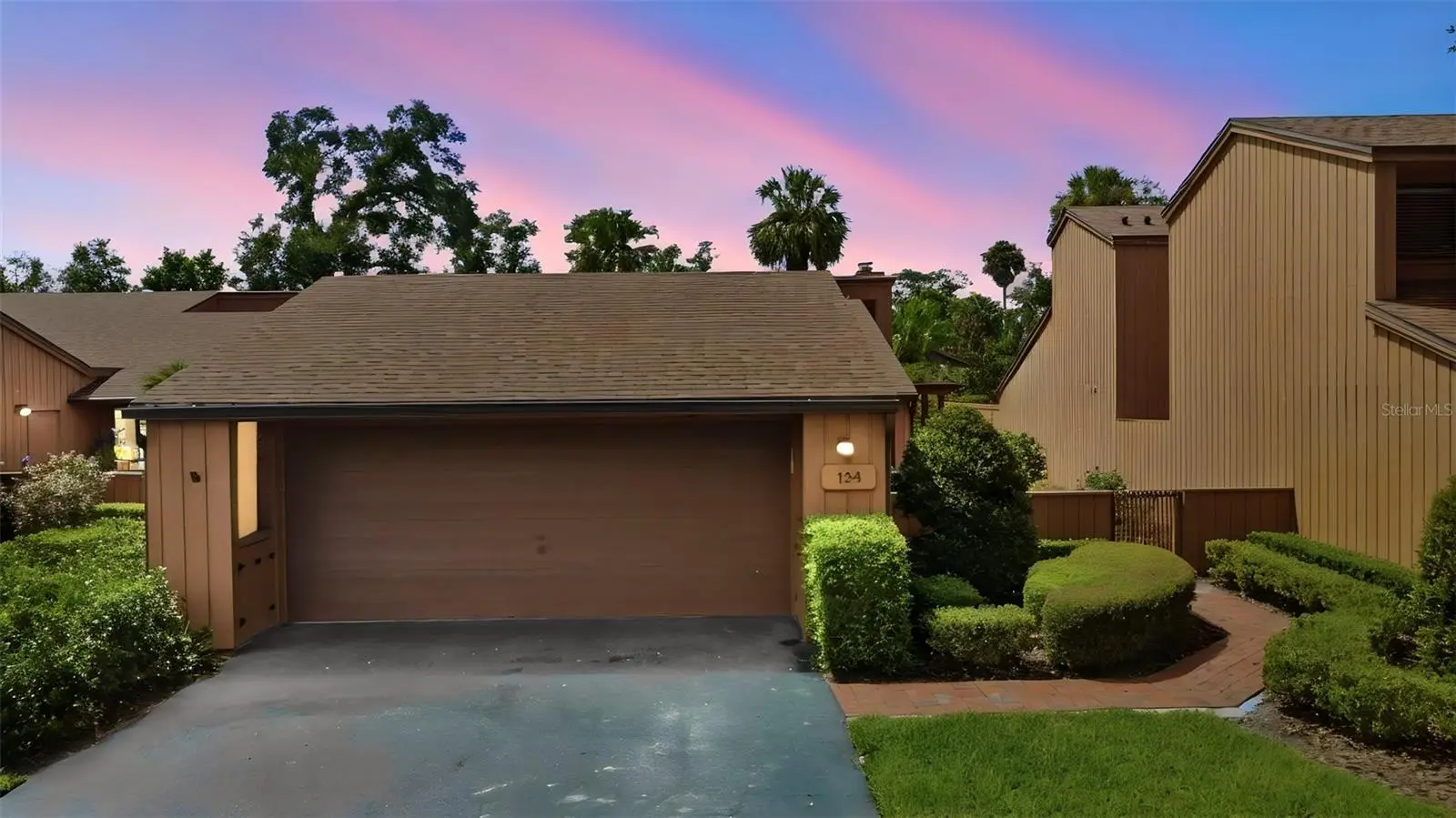 124 Oaks Court, FL