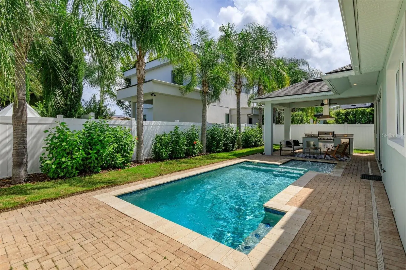 533 Country Club Drive, FL