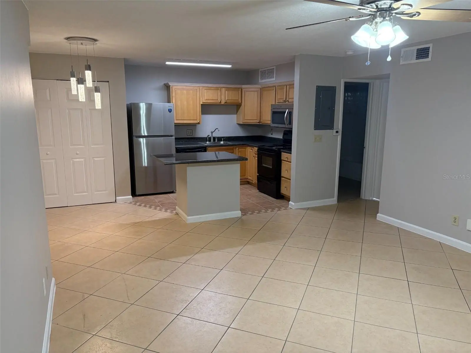360 Lakepointe Drive, FL