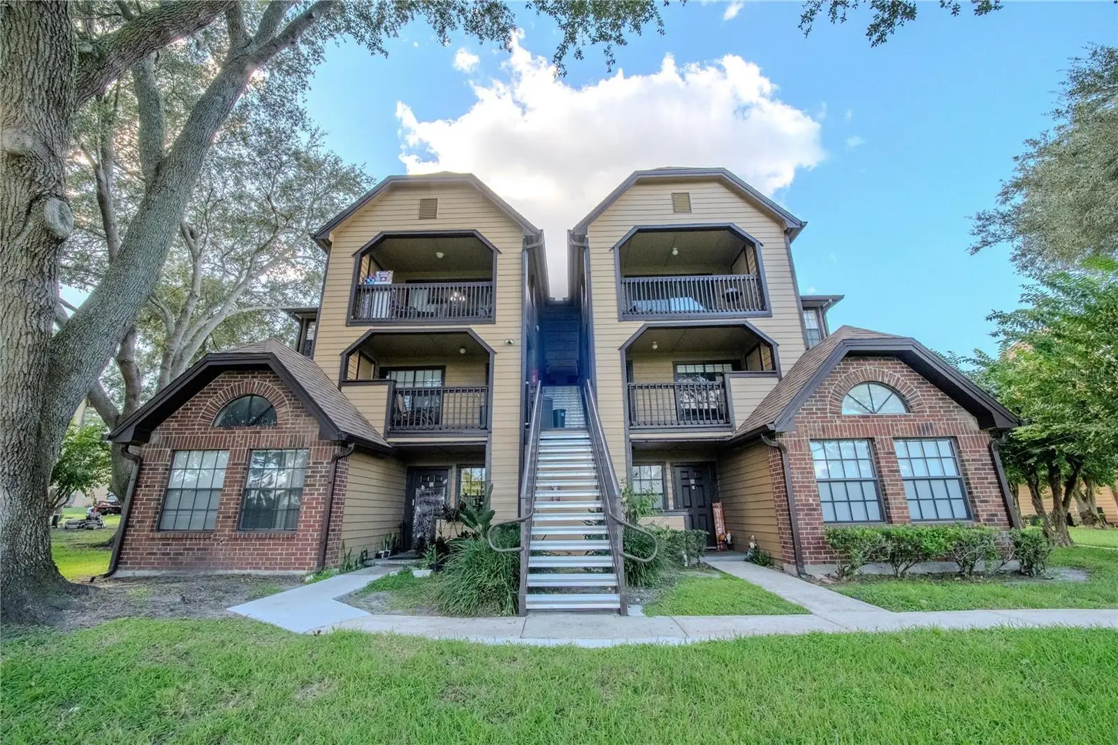 315 Lakepointe Drive, FL