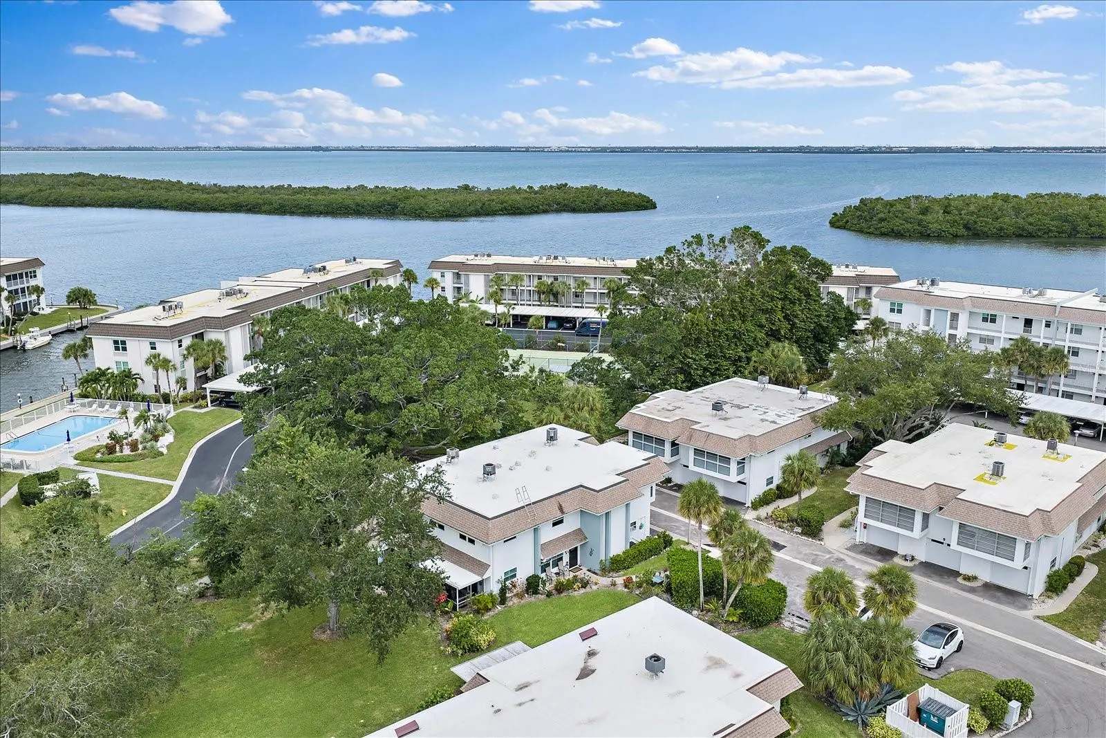 575 Sutton Place, FL