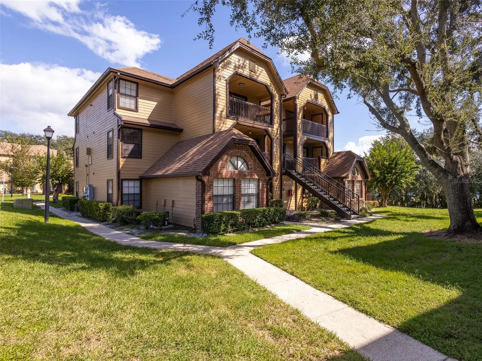 345 Lakepointe Drive, FL