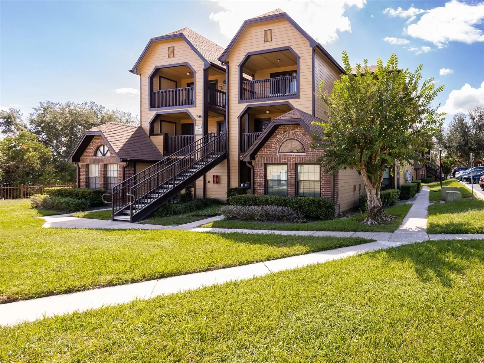 345 Lakepointe Drive, FL