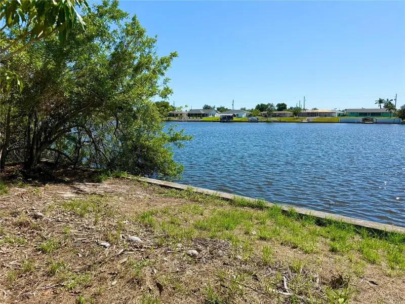 834 Ellicott Cir Nw, FL