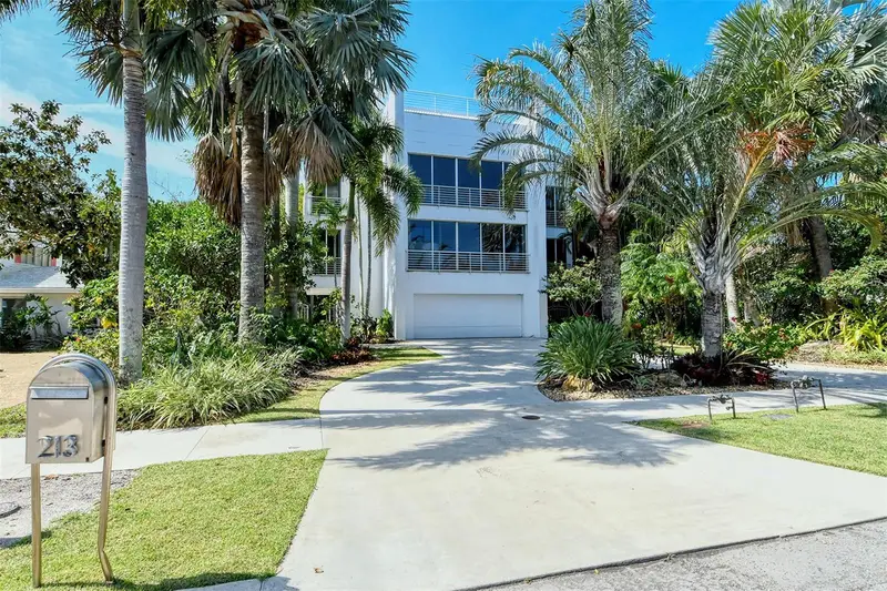 213 N Washington Dr, FL