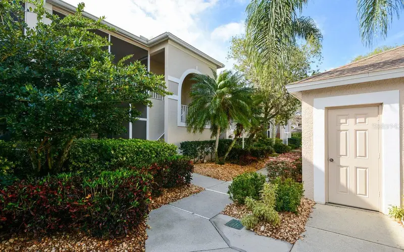 9611 Castle Point Dr #916, FL