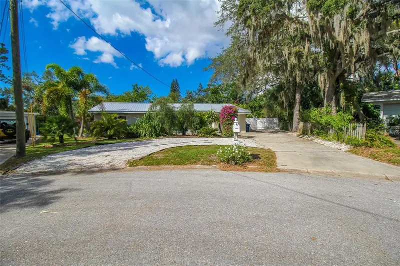 3223 Rowena St, FL