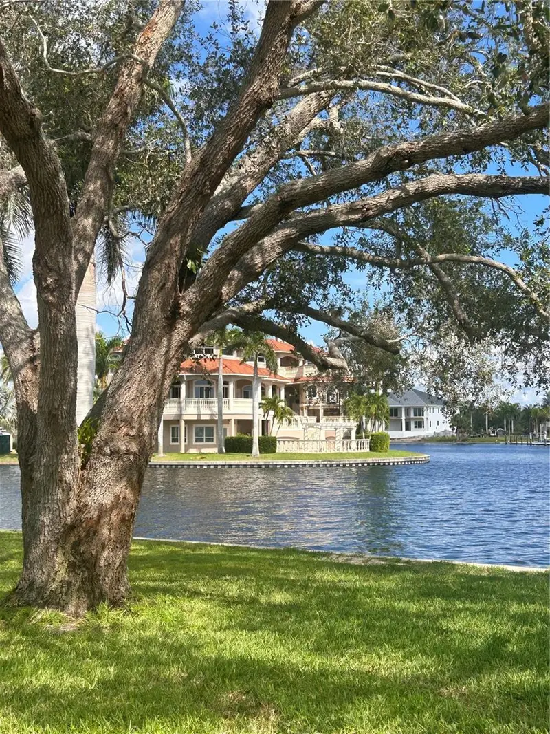 143 Creek Dr Se, FL