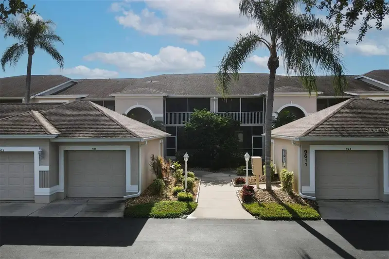 9611 Castle Point Dr #915, FL