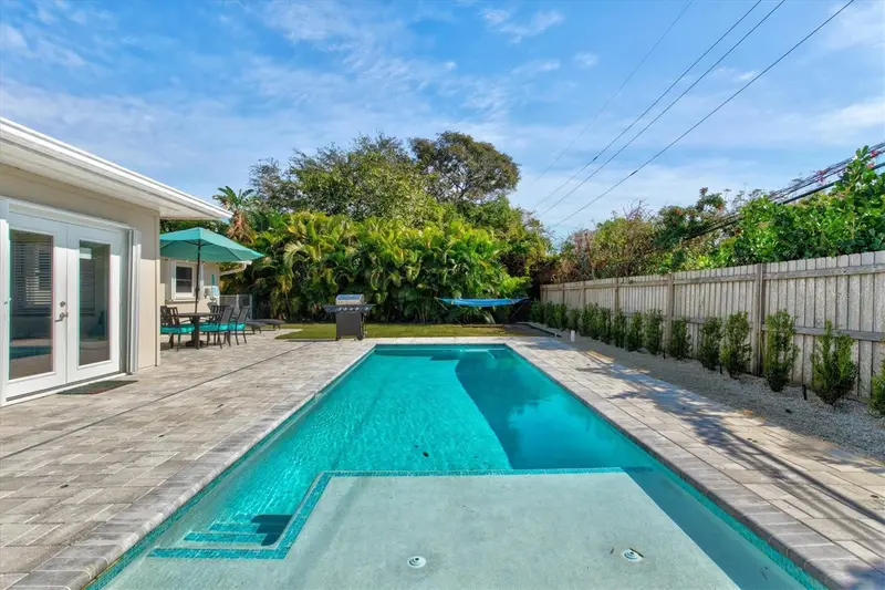 2572 Jefferson Cir, FL