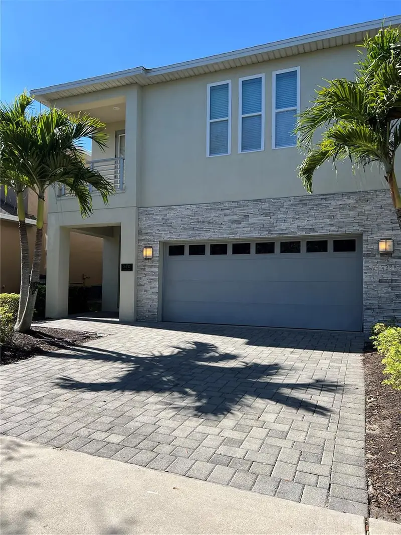370 Lasso Dr, FL