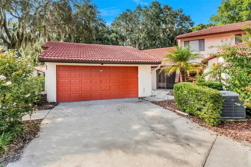 701 Clusterwood Dr, FL