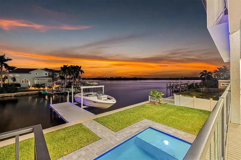 2121 Bayou Grande Blvd Ne, FL