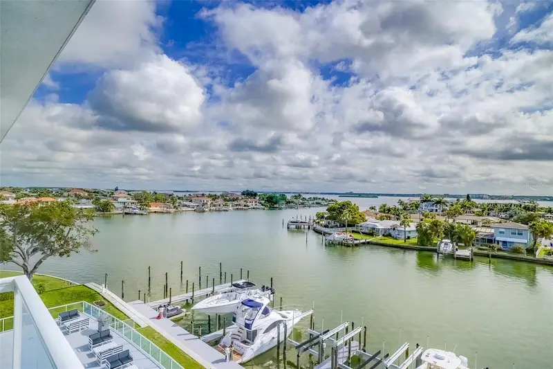 415 Island Way #505, FL