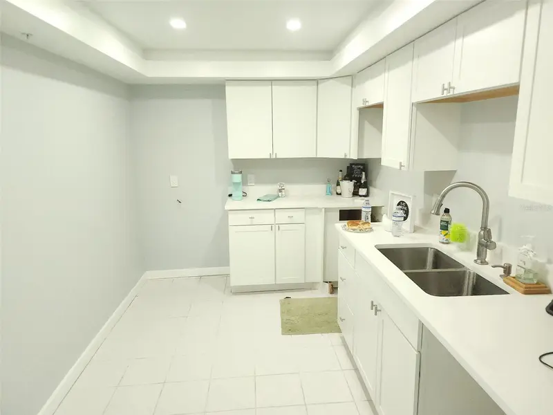 255 Dolphin Pt #809, FL