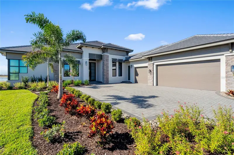 1018 Blue Shell Loop, FL